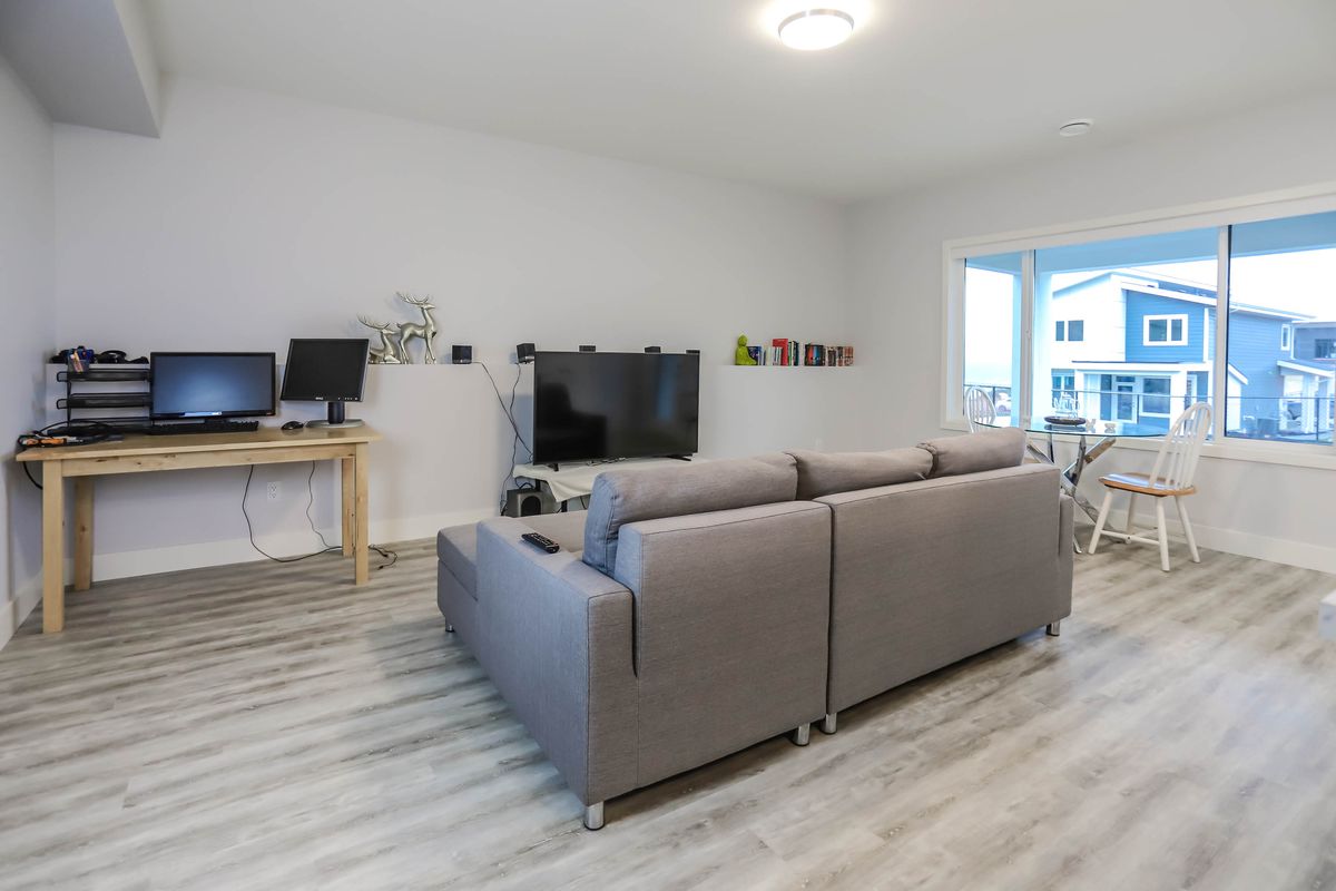 01-luxury-vinyl-installation-in-detached-home