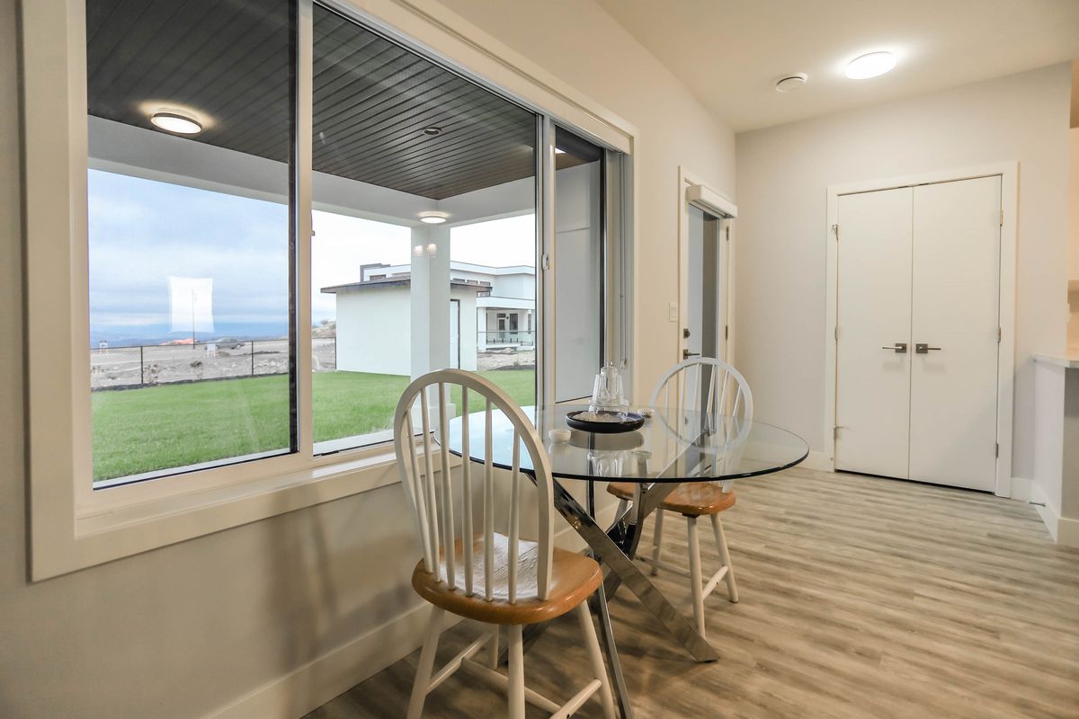 03-luxury-vinyl-installation-in-detached-home