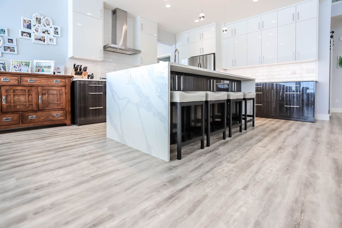 08-luxury-vinyl-installation-in-detached-home