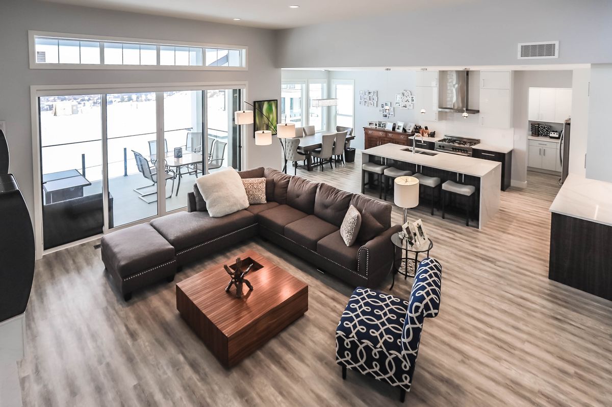 09-luxury-vinyl-installation-in-detached-home